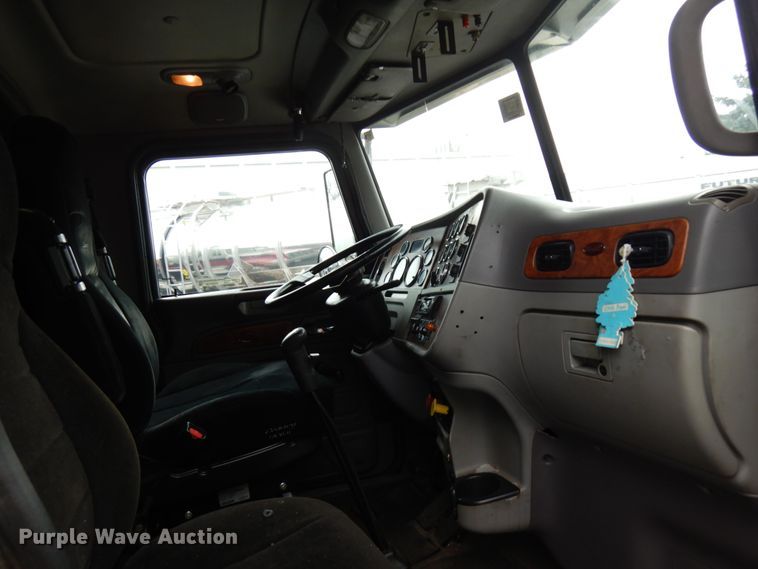 image for item HD9118 2007 Peterbilt 379  semi truck