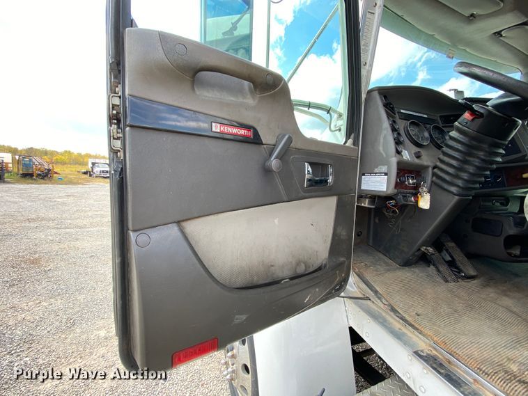 image for item HE9864 2009 Kenworth T370  truck cab and chassis