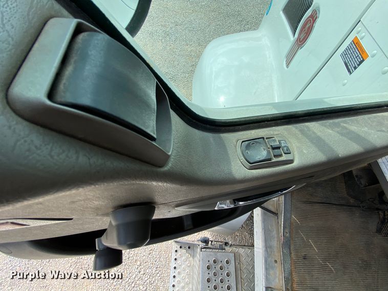 image for item HE9864 2009 Kenworth T370  truck cab and chassis