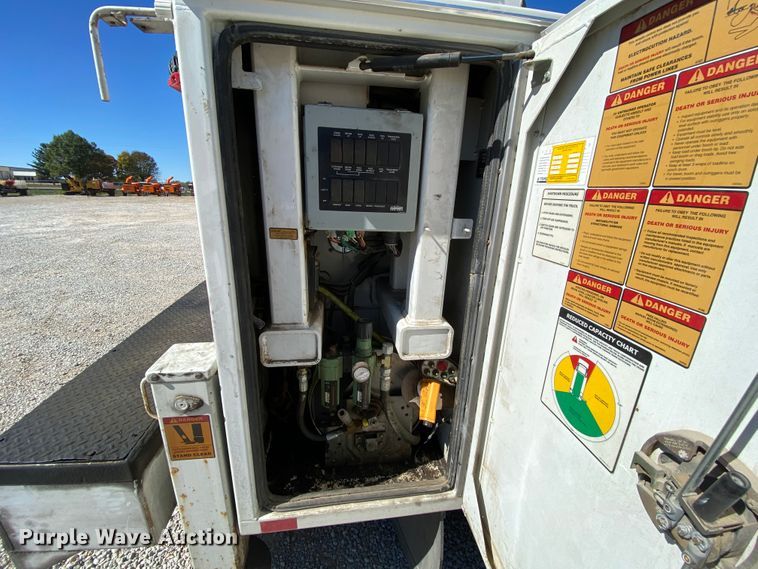 image for item HE9871 2008 Kenworth T270  service truck with crane