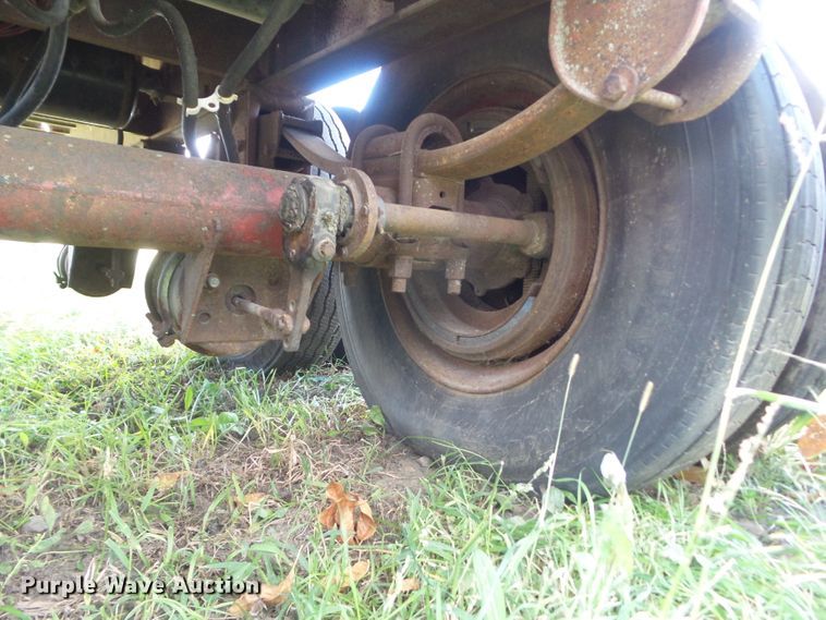 image for item HF9696 1985 Trailmobile F71T-6CAJ flatbed trailer