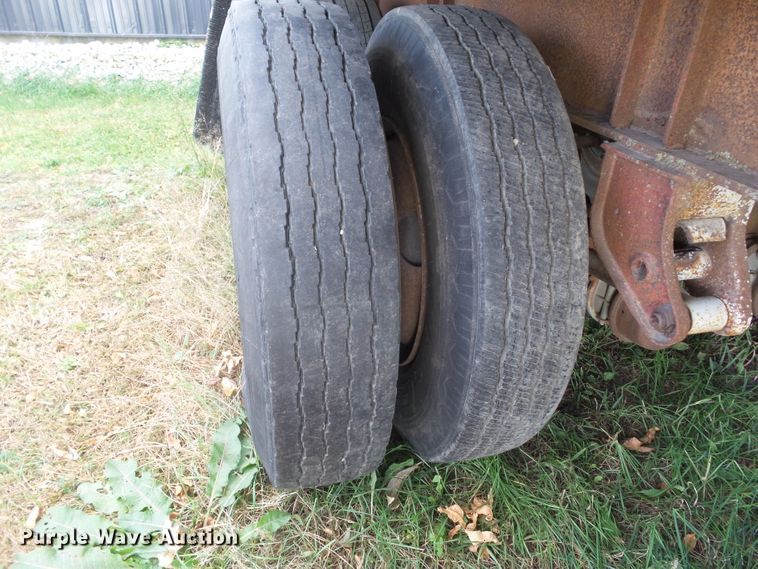 image for item HF9696 1985 Trailmobile F71T-6CAJ flatbed trailer