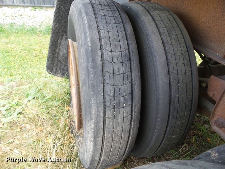 image for item HF9696 1985 Trailmobile F71T-6CAJ flatbed trailer