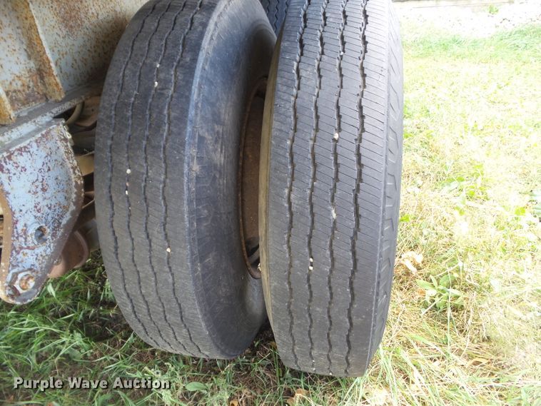 image for item HF9696 1985 Trailmobile F71T-6CAJ flatbed trailer