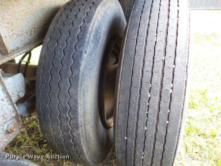 image for item HF9696 1985 Trailmobile F71T-6CAJ flatbed trailer