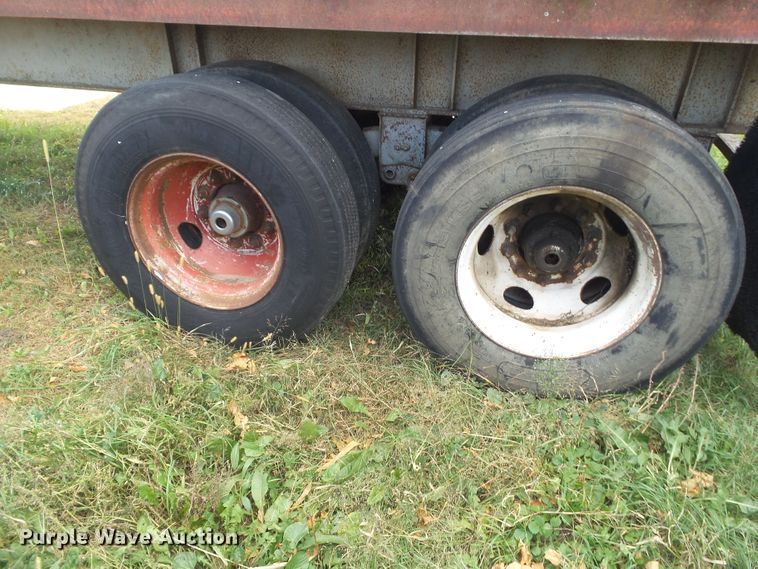 image for item HF9696 1985 Trailmobile F71T-6CAJ flatbed trailer