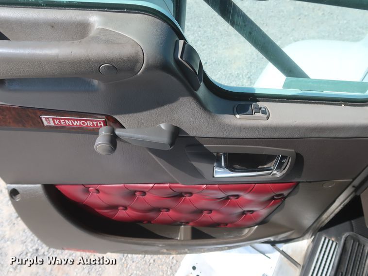 image for item HJ9472 2012 Kenworth T660  semi truck