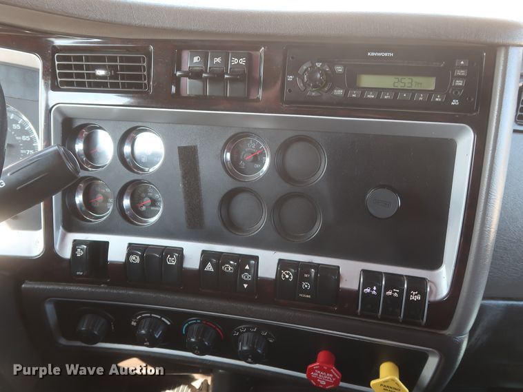 image for item HJ9472 2012 Kenworth T660  semi truck