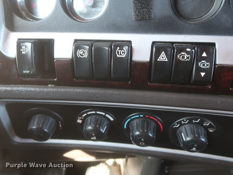 image for item HJ9472 2012 Kenworth T660  semi truck