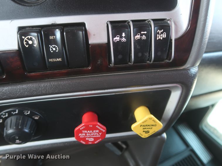 image for item HJ9472 2012 Kenworth T660  semi truck