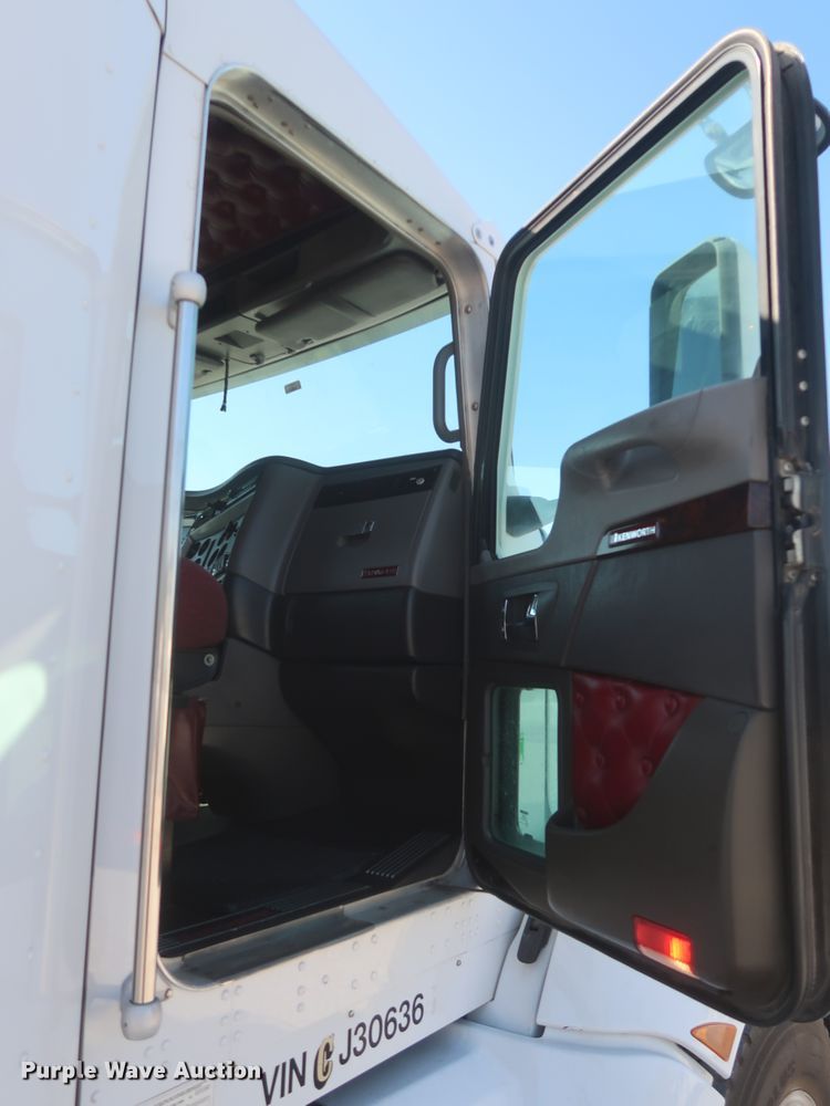 image for item HJ9472 2012 Kenworth T660  semi truck