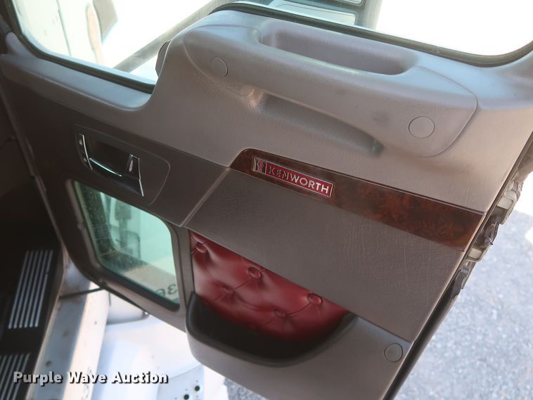 image for item HJ9472 2012 Kenworth T660  semi truck