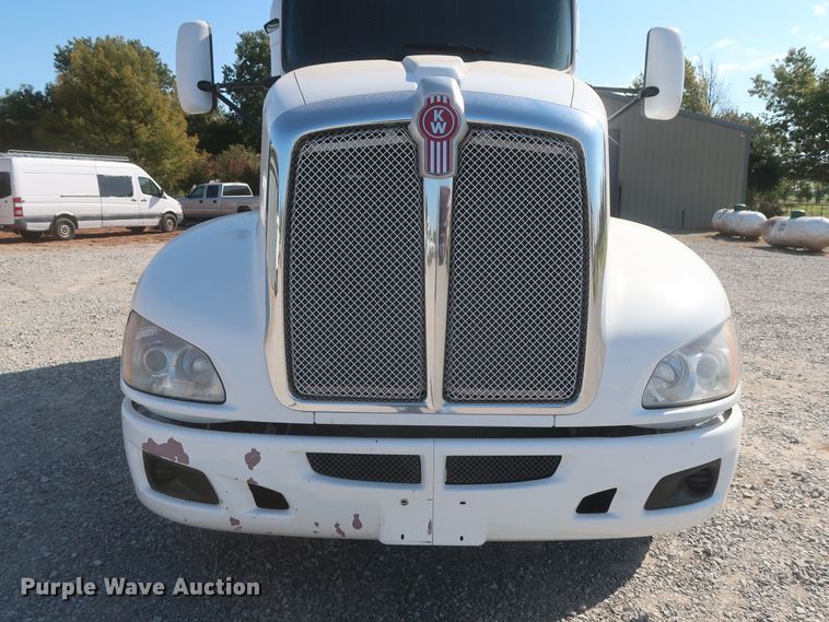 image for item HJ9472 2012 Kenworth T660  semi truck