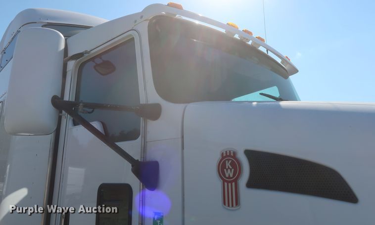 image for item HJ9472 2012 Kenworth T660  semi truck