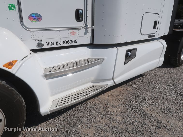 image for item HJ9472 2012 Kenworth T660  semi truck