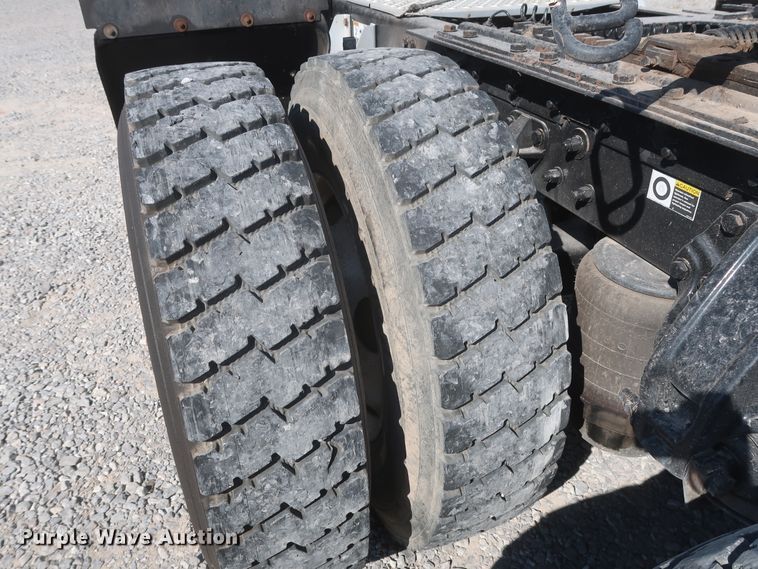 image for item HJ9472 2012 Kenworth T660  semi truck