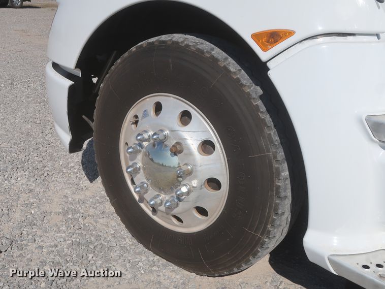 image for item HJ9472 2012 Kenworth T660  semi truck