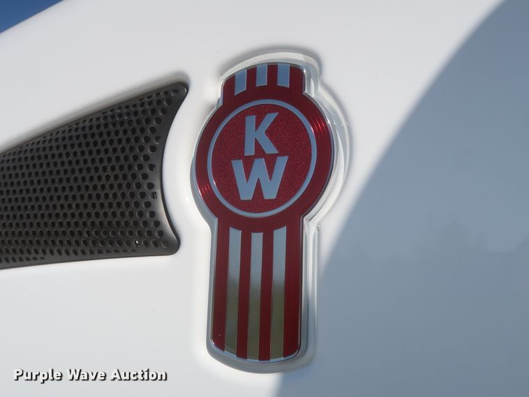 image for item HJ9472 2012 Kenworth T660  semi truck