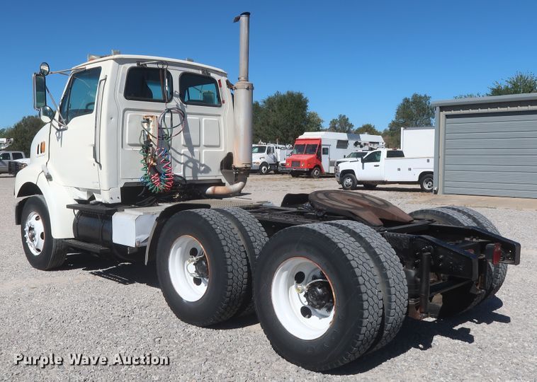 image for item HJ9482 1998 Ford LA9000  semi truck