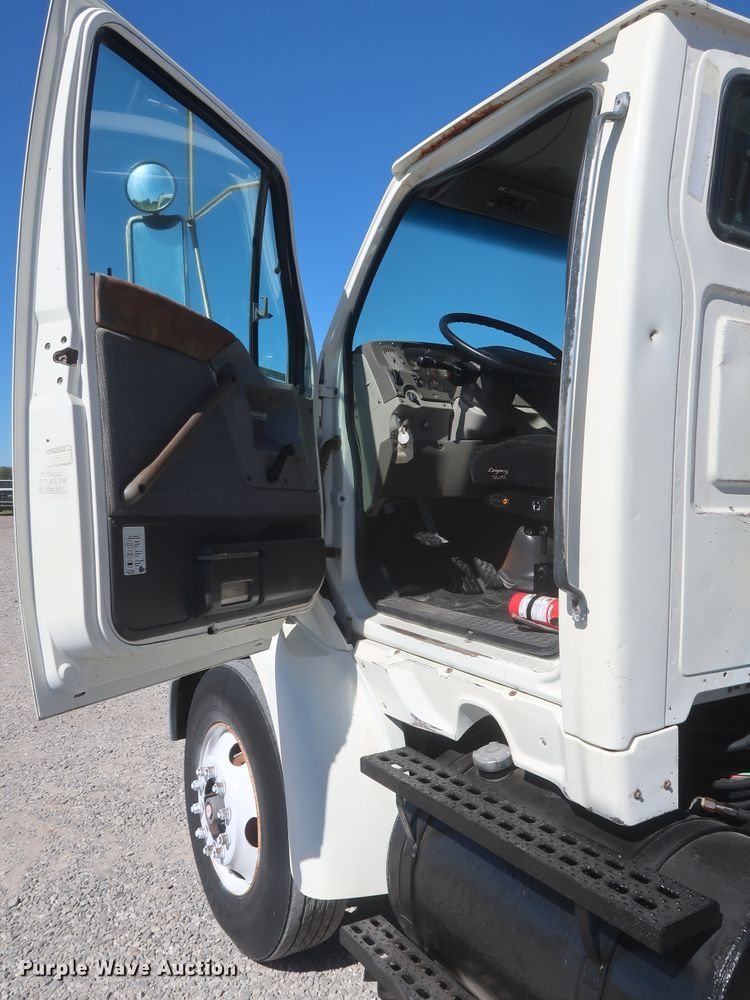 image for item HJ9482 1998 Ford LA9000  semi truck