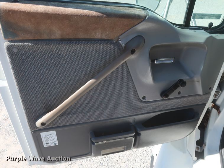 image for item HJ9482 1998 Ford LA9000  semi truck