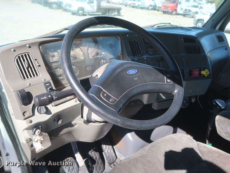 image for item HJ9482 1998 Ford LA9000  semi truck