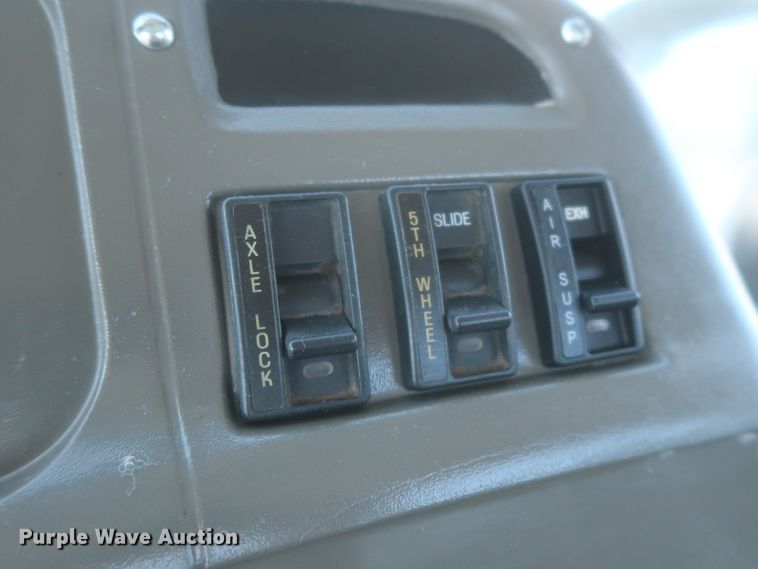 image for item HJ9482 1998 Ford LA9000  semi truck