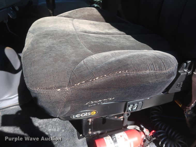 image for item HJ9482 1998 Ford LA9000  semi truck