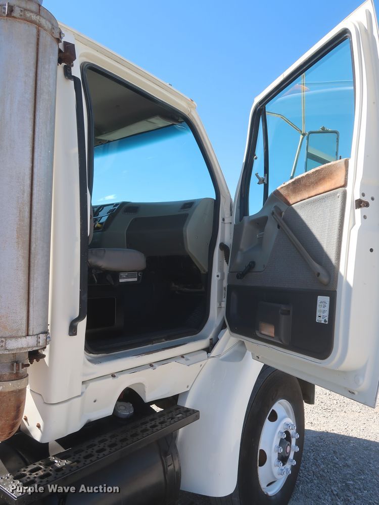 image for item HJ9482 1998 Ford LA9000  semi truck