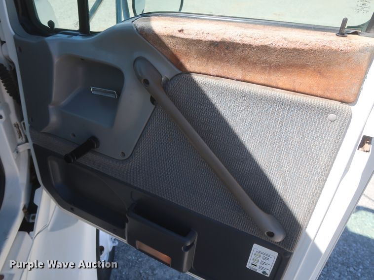 image for item HJ9482 1998 Ford LA9000  semi truck