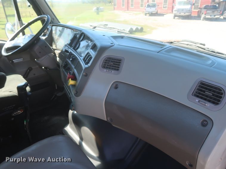 image for item HJ9482 1998 Ford LA9000  semi truck