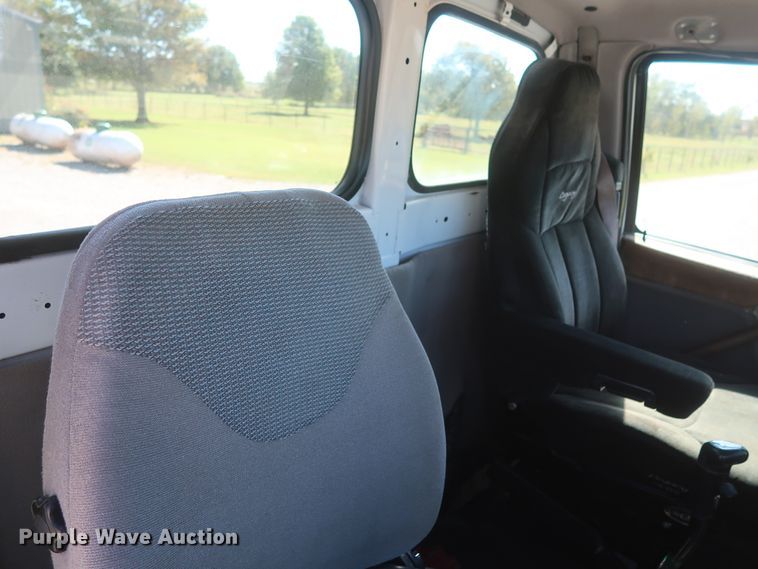 image for item HJ9482 1998 Ford LA9000  semi truck