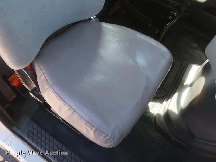 image for item HJ9482 1998 Ford LA9000  semi truck