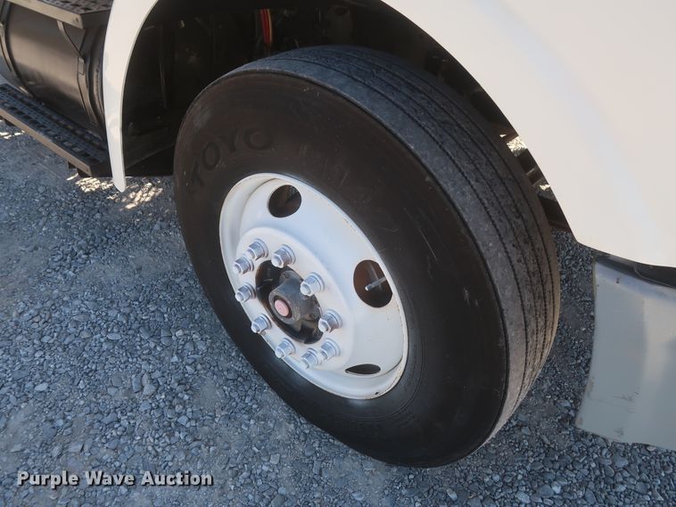 image for item HJ9482 1998 Ford LA9000  semi truck