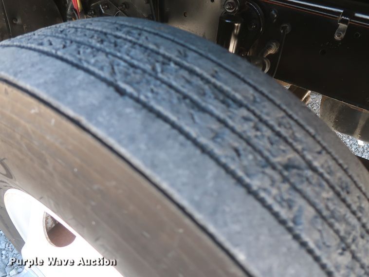 image for item HJ9482 1998 Ford LA9000  semi truck