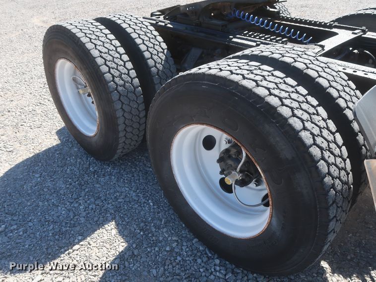 image for item HJ9482 1998 Ford LA9000  semi truck