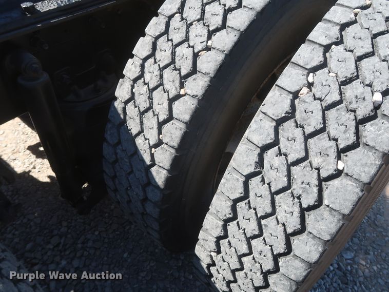 image for item HJ9482 1998 Ford LA9000  semi truck