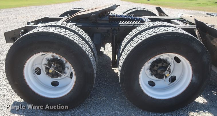 image for item HJ9482 1998 Ford LA9000  semi truck