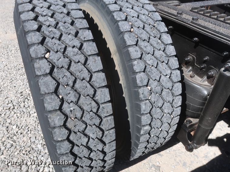 image for item HJ9482 1998 Ford LA9000  semi truck