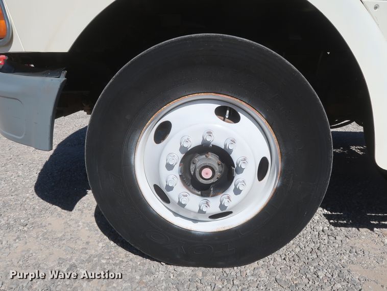 image for item HJ9482 1998 Ford LA9000  semi truck