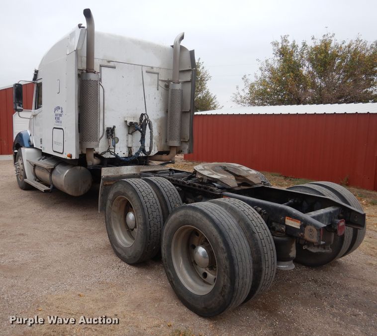 image for item HL9510 2007 Freightliner Columbia 112  semi truck