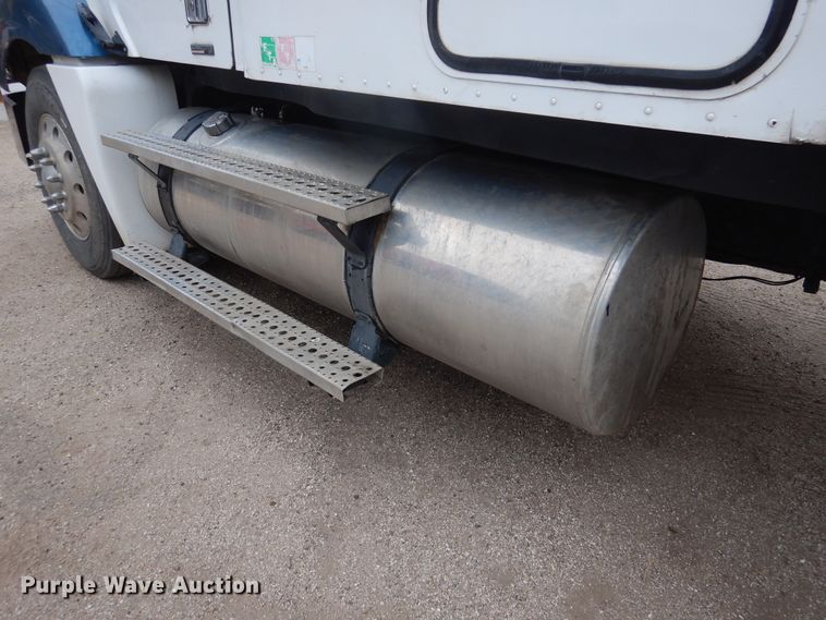 image for item HL9510 2007 Freightliner Columbia 112  semi truck