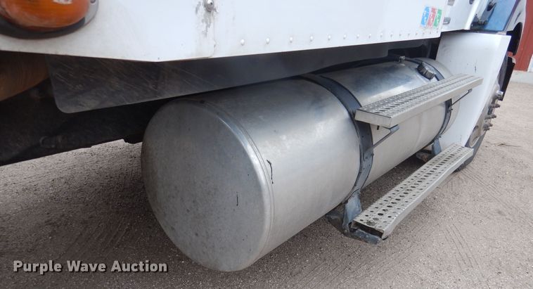 image for item HL9510 2007 Freightliner Columbia 112  semi truck