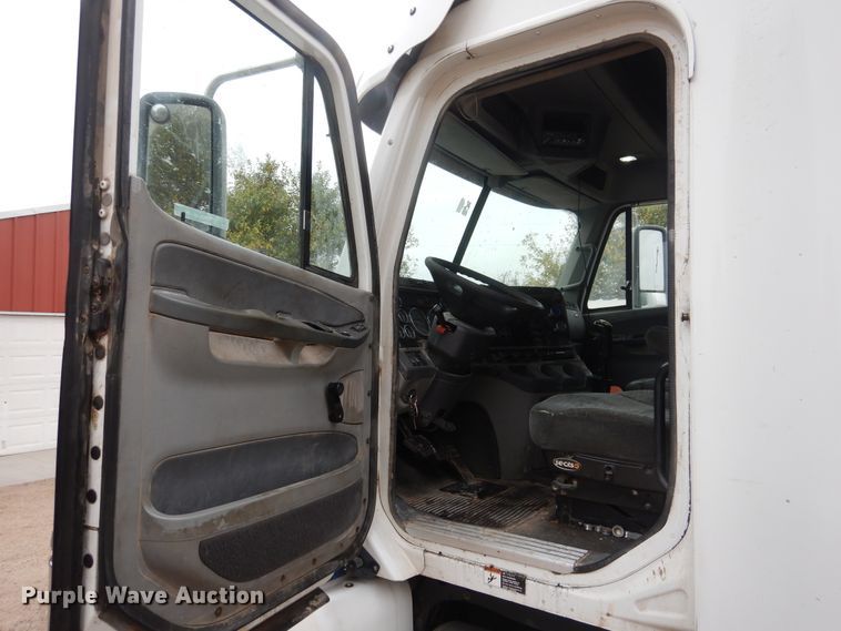 image for item HL9510 2007 Freightliner Columbia 112  semi truck