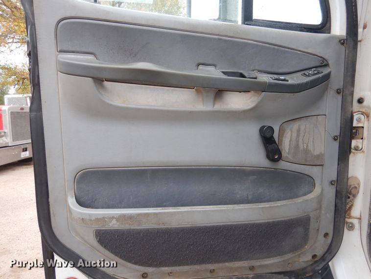 image for item HL9510 2007 Freightliner Columbia 112  semi truck