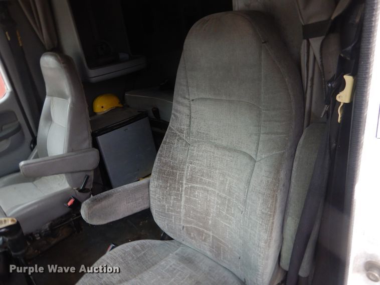 image for item HL9510 2007 Freightliner Columbia 112  semi truck