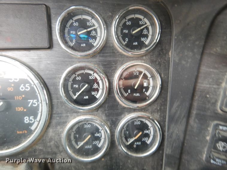 image for item HL9510 2007 Freightliner Columbia 112  semi truck