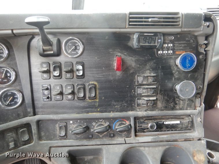 image for item HL9510 2007 Freightliner Columbia 112  semi truck