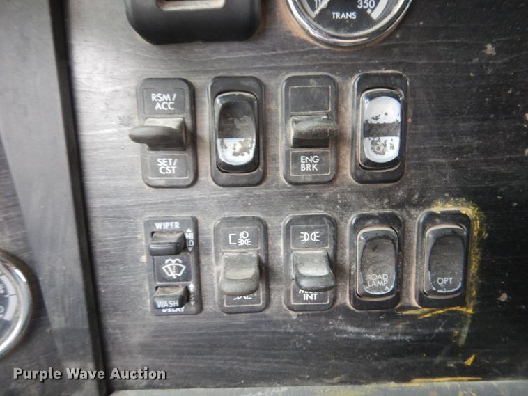 image for item HL9510 2007 Freightliner Columbia 112  semi truck