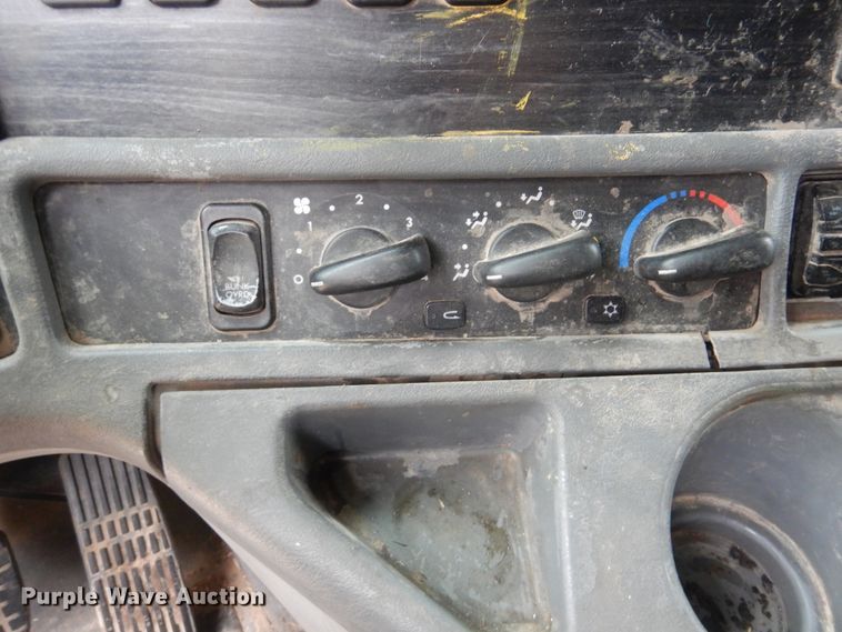 image for item HL9510 2007 Freightliner Columbia 112  semi truck